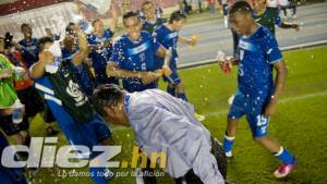 El técnico José Valladares recibió un cubetazo de agua por parte de sus jugadores.