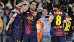 Los jugadores del Barcelona felicitan a Messi por su doblete ante Betis.