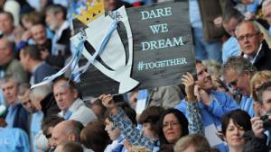 Aficionados del Manchester City están cerca de tocar la gloria gracias a su equipo.
