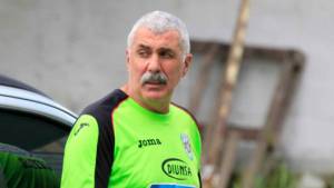 Momento en el que Keosseián esperaba que concluyera la reunión de los jugadores.