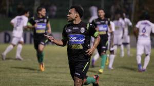 Emil Martínez abrió el marcador al minuto 20 del primer tiempo ante Victoria.