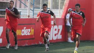 Fabio de Souza, Noel Valladares y Douglas Caetano hicieron trabajos ligeros por el desgaste del jueves.