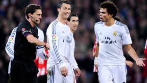 Cristiano Ronaldo fue expulsado el domingo por agresión a un rival y luego hizo un gesto al cuatro árbitro.