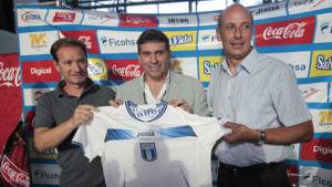 Carlos Gutiérrez, Luis Fernando Suárez y Miguel Falero con la camisa de Honduras.