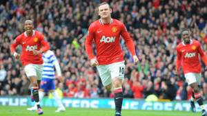 Wayne Rooney celebra con sus compañeros el tanto que puso a ganar al Manchester United.