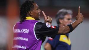 A Carlos Pavón le apasiona la faceta como técnico, aquí dando instrucciones bajo la era de Mario Zanabria.