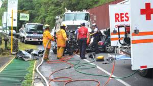 El lugar donde ocurrió el accidente y el vehículo del jugador que quedó destrúido.