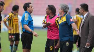 El árbitro central del encuentro Olimpia-Real España, Benigno Pineda ha sido cuestionado por muchos.