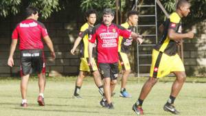 El técnico mexicano está pidiendo un refuerzo por línea en el Real España.