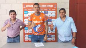 Denovan Torres en el momento de su presentaciòn con Upnfm.