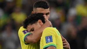 Thiago Silva abraza a Marquinhos luego de que fallara uno de los penales frente a los croatas.