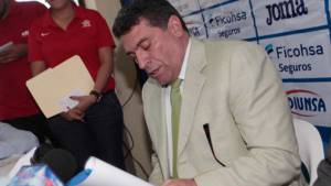 Suárez cuando anunciaba la lista de convocados de Honduras.