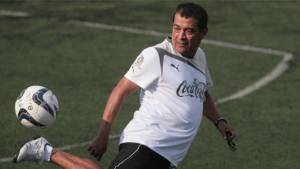 Lo que bien se aprende, nunca se olvida: Juan Carlos Espinoza mantiene su buen toque de balón.