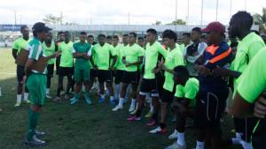Hernán García da la charla previo al entrenamiento de este viernes en el estadio Excelsior.