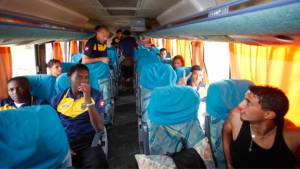 Sergio Bica y otros jugadores aurinegros buscaron el mejor lugar en el bus para viajar hacia El Salvador.