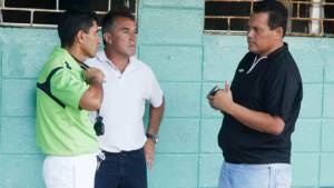 Roger Martínez y Roque Alfaro tuvieron una breve plática tras finalizar el juego contra Necaxa.
