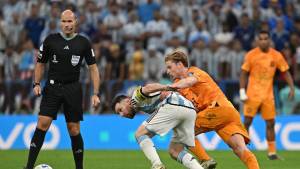 Frenkie De Jong y su dardo a Mateu Lahoz: “En la prórroga, solo pitó para Argentina; la grandeza de Messi pudo influir”