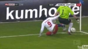 Paolo Guerrero protagonizó una fuerte entrada al portero del Stuttgart.