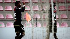 Bryan Róchez celebrando una de sus anotaciones en Portugal. Foto Archivo.