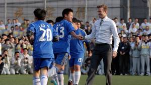 David Beckham combina muy bien la elegancia y el fútbol. Aquí en un evento en China.