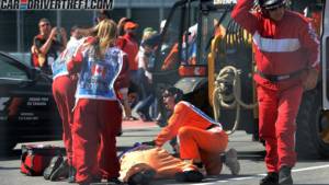 Comisario tendido en el suelo tras su incidente con el Sauber C32