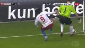 Paolo Guerrero comete fuerte falta a Sven Ulreich, portero del Stuttgart.