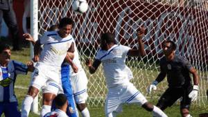 Momento del gran tapadón de Donis Escober en el remate peligroso de Romero.