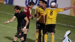 Kevin Hernández salió enojado por la roja que le mostraron.