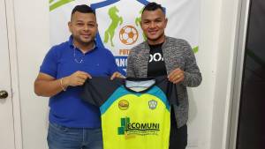 Momento en que Mario Martínez presentado por el Gerente General de los Potros, Mario García.