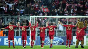 Jugadores del Bayern Munich celebran con su afición el triunfo sobre Real Madrid