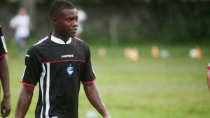 Junior Lacayo de Victoria viajó hoy para somerterse a una prueba con West Ham.