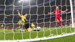 Neven Subotic se le adelantó a Robben y la mandó fuera.