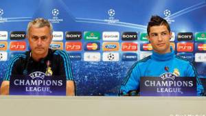 Cristiano Ronaldo junto a Mourinho en la conferencia de prensa del Real Madrid.