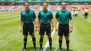 Elmer Bonilla participó en el Mundial Sub-17 en México. Acá junto a los asistentes Octavio Jara de Costa Rica y Keytzel Corrales de Nicaragua.