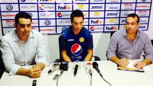 La directiva del Motagua presentó en conferencia de prensa al arquero argentino.