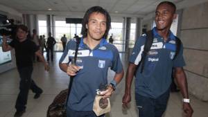 Julio César de León junto a Bryan Beckeles en el aeropuerto Toncontín.
