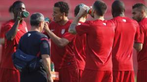 Los jugadores de Estados Unidos al momento de hidratarse en el estadio Olímpico.