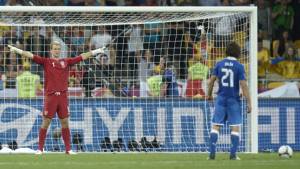 Hart quiso intimidar a Pirlo, pero al final se impuso su experiencia.