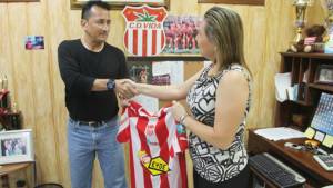 Momento en el que Jorge Pineda es presentado como técnico del Vida, acá junto a la presidente Carla Dip.