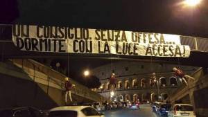 Los muñecos fueron colgados en un puente cerca del coliseo romano, una zona muy visitada por los turistas en el corazón de la capital italiana. Foto Twitter