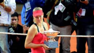 María Sharapova posa para las camaras al recibir la Copa.