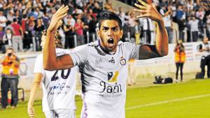 El delantero y goleador del Real Jaén de España juega hoy en Tenerife y lo observará el asistente de Suárez.