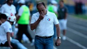 Osman Madrid mostró malestar mientras tocaba el tema de Oscar Boniek García.