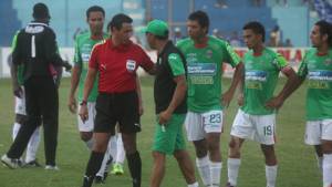 El 6 de septiembre hubo un 'zafarrancho' en el estadio de Olanchito pues Beningo Pineda expulsó a tres jugadores de Marathón.