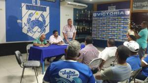 Momentos cuando el dirigente Rodolfo Sosa se dirigía a sus compañeros de junta directiva que intentarán rescatar al Victoria y buscar hacerlo volver a primera.