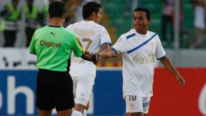 Dani aceptó sin problemas la tarjeta roja y aquí saluda al árbitro.