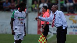 El técnico 'Memo' Bernárdez dándole instrucciones a Edgar Alvarez. (Foto: Wendell Escoto)