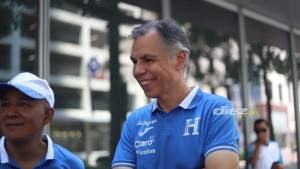 El secretario de la Fenafuth, José Ernesto Mejía, habló con Diez en las afueras del hotel. Foto: Mauricio Ayala.