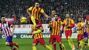 Xavi comandó el medio campo del Barcelona, uno de los partidos más difíciles de controlar. (AFP)