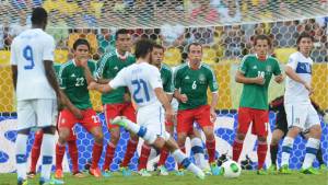 Así le pegó Andrea Pirlo para anotarle golazo a México en su centenario.